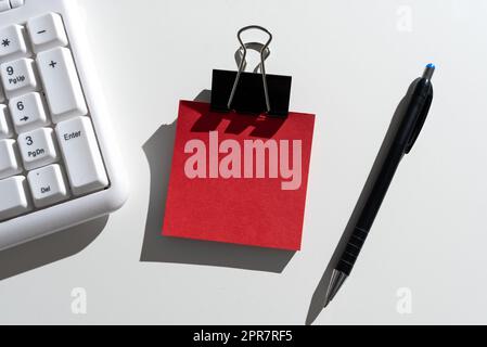 Wichtige Mitteilungen Auf Dem Schreibtisch Mit Stift Und Tastatur. Die Grausamen Informationen Wurden In Einem Memo Auf Dem Bürotisch Präsentiert. Letzte Ankündigungen Angezeigt. Stockfoto