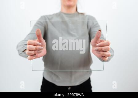 Geschäftsfrau Hält Glasbanner Und Fördert Das Unternehmen. Stockfoto