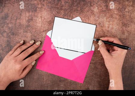 Hände Einer Geschäftsfrau Mit Stift Mit Leerem Papier Und Umschlag Auf Holzhintergrund. Frau, Die Wichtige Informationen Über Die Vorlage Eines Blatts Für Geschäftsbriefe Verfasst. Stockfoto