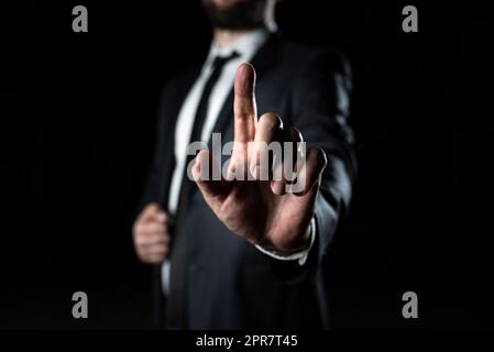 Ein Finger Zeigt Auf Wichtige Hinweise. Hand Präsentiert Crutial Ankündigung. Man Zeigt Die Letzten Aktualisierungen An. Führungskräfte, Die Kritische Nachrichten Anzeigen. Stockfoto