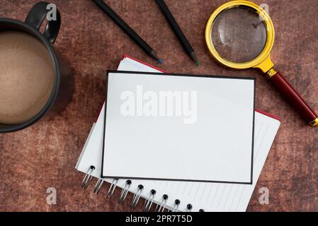 Leeres Papier Mit Spiralnotizbuch, Bleistiften, Kaffeebecher Und Lupe Aus Holz. Es Steht Für Die Analyse Und Das Brainstorming Neuer Geschäftsideen. Stockfoto