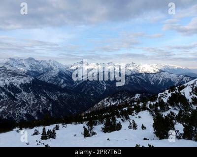 Winterwanderung zum Pleisenspitze Berg, Karwendel, Tirol, Österreich Stockfoto