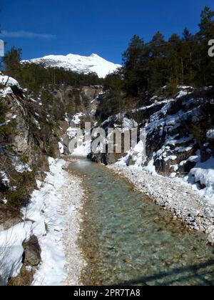Winterwanderung zum Pleisenspitze-Berg, Tirol, Österreich Stockfoto