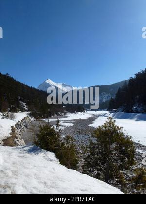 Winterwanderung zum Pleisenspitze-Berg, Tirol, Österreich Stockfoto