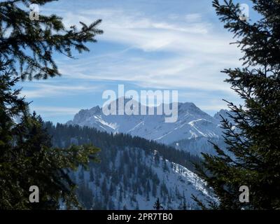 Winterwanderung zum Pleisenspitze-Berg, Tirol, Österreich Stockfoto