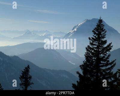 Winterwanderung zum Pleisenspitze-Berg, Tirol, Österreich Stockfoto
