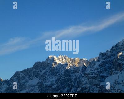 Winterwanderung zum Pleisenspitze-Berg, Tirol, Österreich Stockfoto