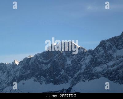 Winterwanderung zum Pleisenspitze-Berg, Tirol, Österreich Stockfoto