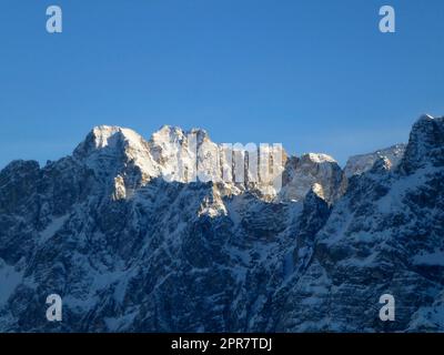 Winterwanderung zum Pleisenspitze-Berg, Tirol, Österreich Stockfoto