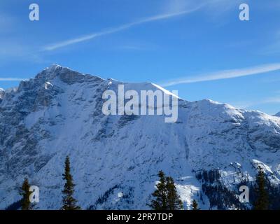 Winterwanderung zum Pleisenspitze-Berg, Tirol, Österreich Stockfoto