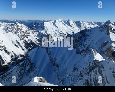 Winterwanderung zum Pleisenspitze-Berg, Tirol, Österreich Stockfoto
