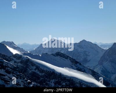 Winterwanderung zum Pleisenspitze-Berg, Tirol, Österreich Stockfoto