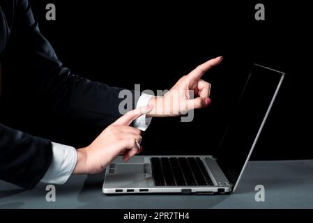 Geschäftsfrau, Die Mit Zwei Fingern Auf Den Laptop Zeigt Wichtige Nachrichten. Frau, Die Mit Beiden Händen Grausame Informationen Auf Dem Computer Zeigt. Lady Präsentiert Aktuelle Updates. Stockfoto