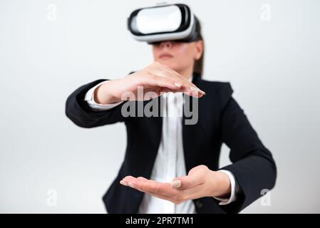 Frau Trägt Eine Vr-Brille Und Präsentiert Wichtige Botschaften Zwischen Den Händen. Geschäftsfrau Mit Einer Virtual-Reality-Brille Und Mit Grausamen Informationen. Stockfoto