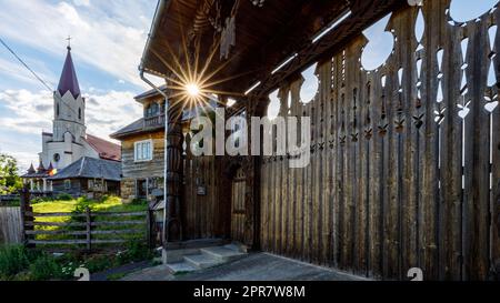 Traditionelle Türen und Tor von alten Bauernhäusern in Maramures Rumänien Stockfoto