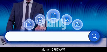 Geschäftsmann mit einem Laptop, der auf Digital Synbols und die Suchleiste zeigt und nach Daten in einem abstrakten Design sucht. Mann in einer Besprechung und Überprüfung wichtiger Informationen und Konzepte. Stockfoto