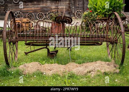 Alte rostige Harke für Heu Stockfoto