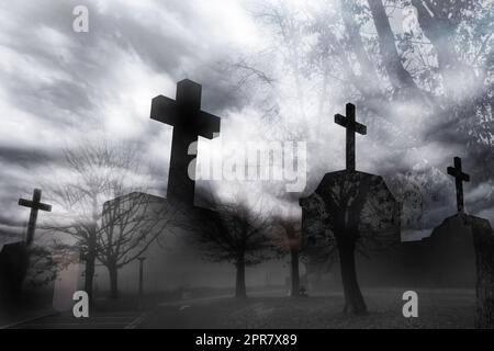 Friedhof oder Friedhof in der Nacht mit dunklem Himmel. Ein Spukfriedhof. Hintergrund für Halloween. Halloween-Tageskonzept. Gruseliger und gruseliger Grabplatz. Horrorszene Friedhof. Begräbnis und Tote Konzept. Stockfoto