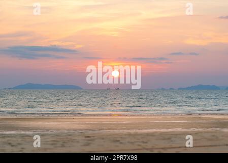 Sonnenuntergang am Strand von Ao Yai auf Ko Phayam in Thailand Stockfoto