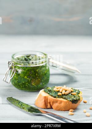 Baguette mit frischem Pesto Stockfoto