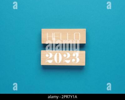 Holzblöcke mit den Worten Hallo 2023 auf Blau Stockfoto