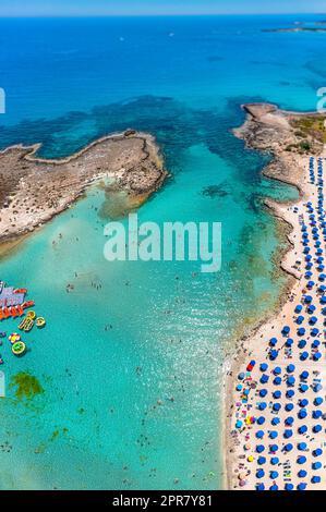 Nissi Strand in Ayia Napa, Luftaufnahme des berühmtesten Strandes in Zypern Stockfoto