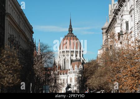 Blick auf das ungarische Parlamentsgebäude durch die enge Straße. Ungarn Stockfoto