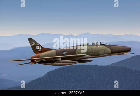 Nordamerikanische F-100 Super Sabre über den Bergen Stockfoto