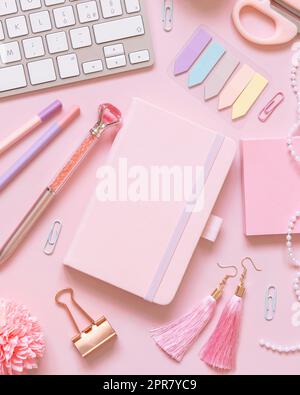 Notizbuch, Accessoires für Mädchen in Pink und Tastatur in Pastellrosa Draufsicht, Modell Stockfoto