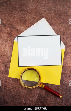 Leerer Brief Mit Farbigem Umschlag Und Lupe Auf Holztisch. Sie Steht Für Wichtige Strategien Und Entscheidende Botschaft Für Den Geschäftsfortschritt. Stockfoto