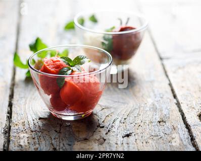 Eis Dessert der Erdbeere, Schokolade und Vanille auf vintage Holz- Hintergrund. Stockfoto