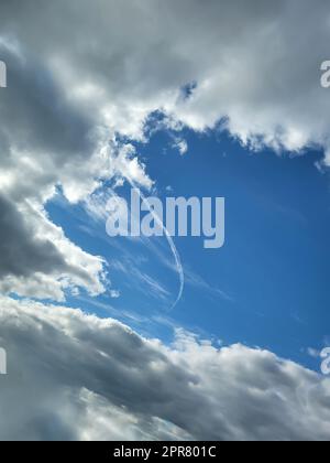 Wunderschöne, flauschige weiße Wolkenformationen in einem tiefblauen Sommerhimmel Stockfoto