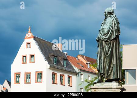 Weimar, Deutschland die Statue von Johann Gottfried gegen Herder vor der Herderkirche im Stadtzentrum Stockfoto