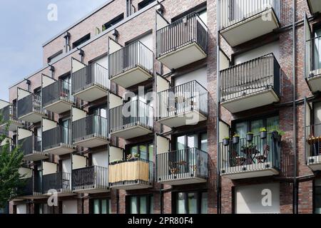 Viele kleine Balkone mit Tischen, Stühlen und Dekoration in einem Studentenwohnheim in köln Stockfoto