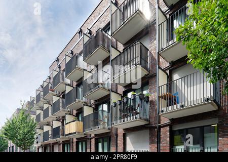 Viele kleine Balkone mit Tischen, Stühlen und Dekoration in einem Studentenwohnheim in köln Stockfoto