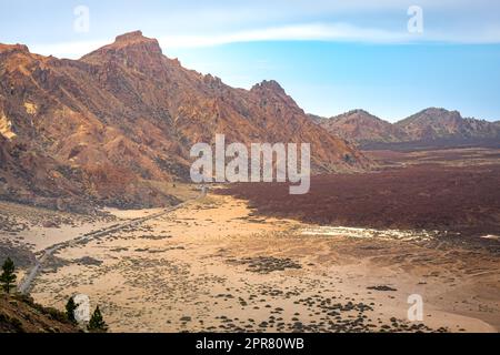 Begeben Sie sich auf ein Abenteuer durch einzigartige vulkanische Landschaften des Teide-Nationalparks während der Fahrt entlang der TF-21 Straße, und genießen Sie den malerischen Blick aus dem hohen Winkel. Stockfoto