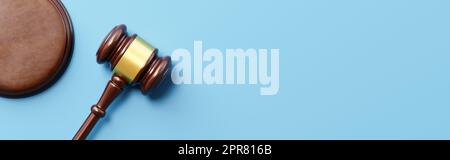 Judge's Gavel auf blauem Hintergrund mit Copy Space Stockfoto