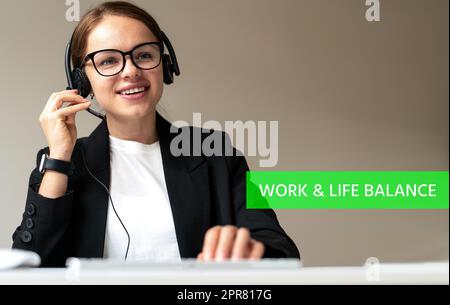Work and Life Balance Konzept, weibliche Mitarbeiterin, die im Büro arbeitet und lächelt. Stockfoto