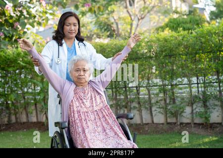 Asiatische ältere oder ältere alte Frau Sport mit Arzt im Park, gesund starke medizinische Konzept. Stockfoto