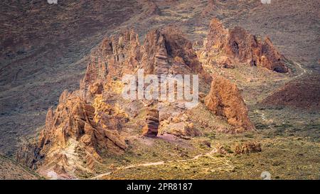 Erkunden Sie die vulkanischen Landschaften des Teide-Nationalparks bei einer Tour, wandern Sie auf den Wanderwegen und Pfaden rund um die Felsformation Roques de Garcia. Stockfoto