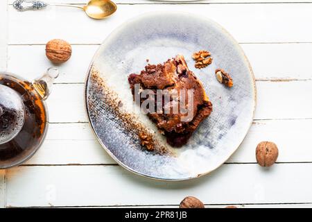 Schokoladenkuchen mit Beeren, Brownie-Kuchen Stockfoto