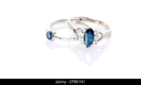 Blauer Saphir mit Diamanten Schmuck oder Edelsteinen Ring auf weißem Hintergrund mit Reflexion. Kollektion von natürlichen Edelsteinen Accessoires. Studioaufnahme Stockfoto