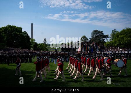 Washington, USA. 26. April 2023. Das Old Guard Fife and Drum Corps tritt bei einer Ankunftszeremonie während eines Staatsbesuchs auf dem südlichen Rasen des Weißen Hauses in Washington, DC, USA, am Mittwoch, den 26. April auf, 2023. Die USA werden die Abschreckung, die sie Südkorea gegen nukleare Bedrohungen gewähren, verstärken und sich von Seoul die Zusage sichern, ihre Zusagen einzuhalten, ihr eigenes Atomwaffenarsenal nicht zu verfolgen. Fotograf: Al Drago/Pool/Sipa USA Credit: SIPA USA/Alamy Live News Stockfoto