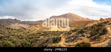 Die vulkanische Landschaft des Teide-Nationalparks bietet einen Panoramablick auf Teneriffas hohe Gipfel, einschließlich Pico del Teide und Pico Viejo mit Kopierbereich. Stockfoto