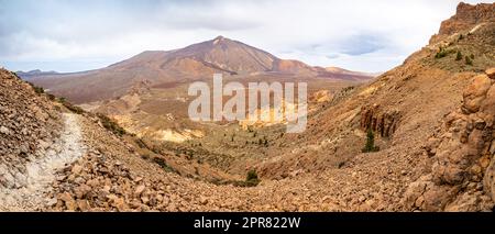 Erkunden Sie die Wanderwege und bewundern Sie den Panoramablick auf das Kratertal von Degollada de Ucanca auf den Berg Alto de Guajara mit dem berühmten Teide. Stockfoto