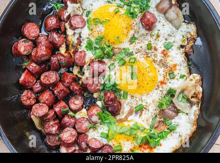 Rührei mit Wurst und Gemüse in einer Bratpfanne aus nächster Nähe Stockfoto