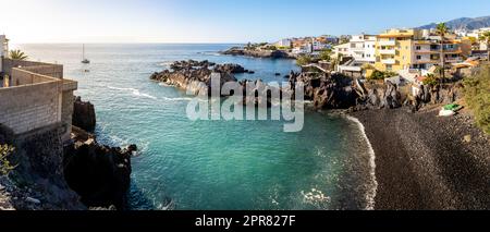 Atemberaubender Panoramablick auf die idyllische Bucht in Teneriffas Fischerdorf Alcalá, wo das Wasser des Atlantischen Ozeans vor der Küste liegt. Stockfoto