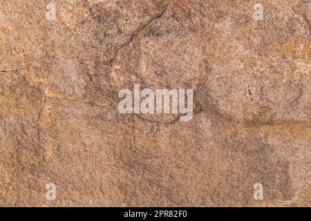 Nahaufnahme der strukturierten braunen Steinoberfläche Stockfoto