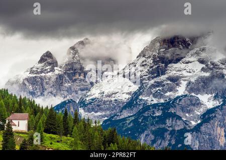 Schneebedeckte Gipfel der Berggruppe Sorapis, Misurina, Veneto, Italien Stockfoto