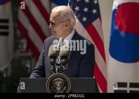 Washington, Usa. 26. April 2023. USA Präsident Joe Biden veranstaltet am Mittwoch, den 26. April 2023, eine gemeinsame Pressekonferenz mit dem Präsidenten der Republik Korea Yoon Suk Yeol im Rosengarten des Weißen Hauses in Washington, DC. Foto: Ken Cedeno/UPI Credit: UPI/Alamy Live News Stockfoto